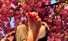 Milf Seductress Showing Off Her Fabulous Feet Outdoors
