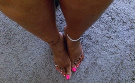 Amateur MILF housewife puts her lovely feet on display